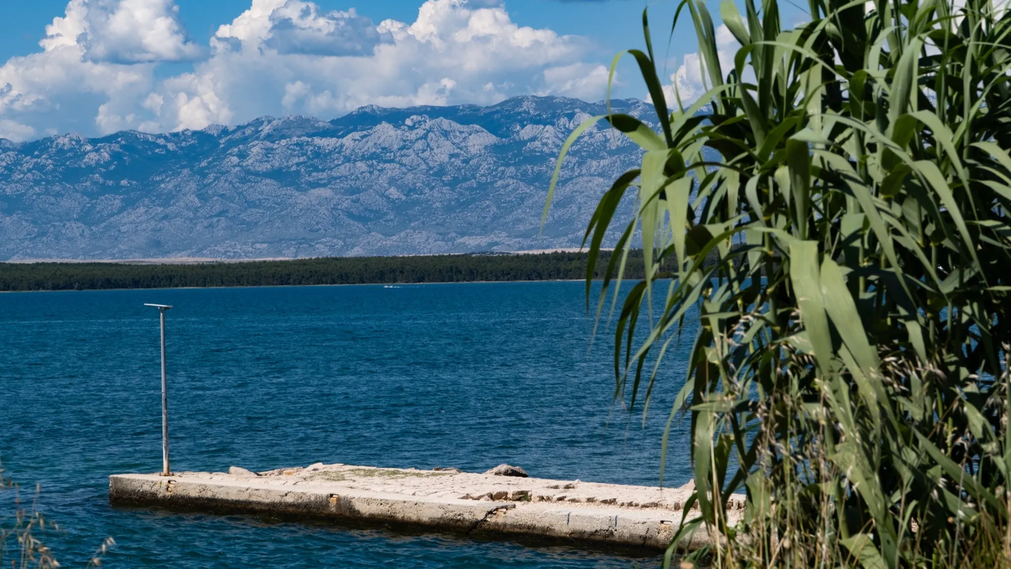 Steinmole in der Lagune von Nin vor dem Velebit-Gebirge