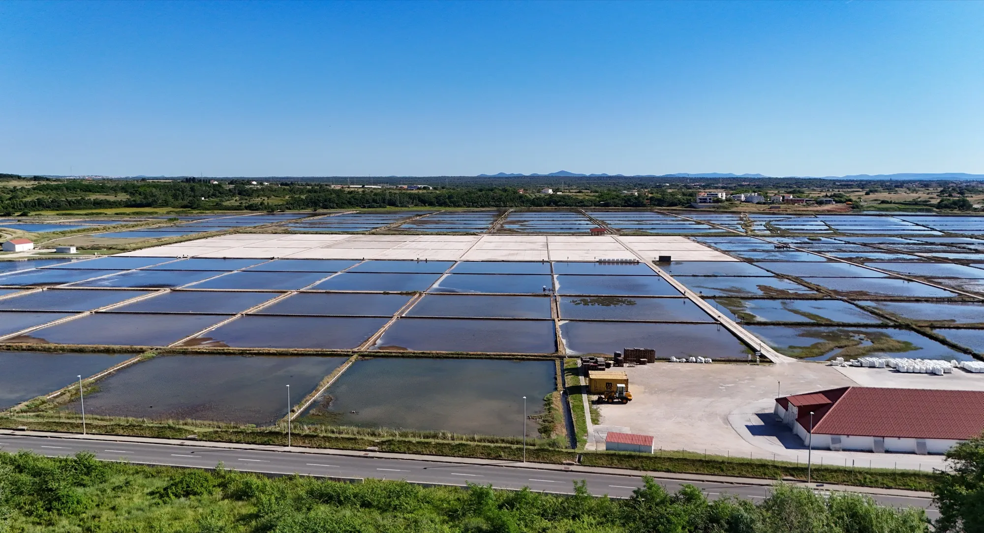 Luftaufnahme der Salzfelder der Saline von Nin